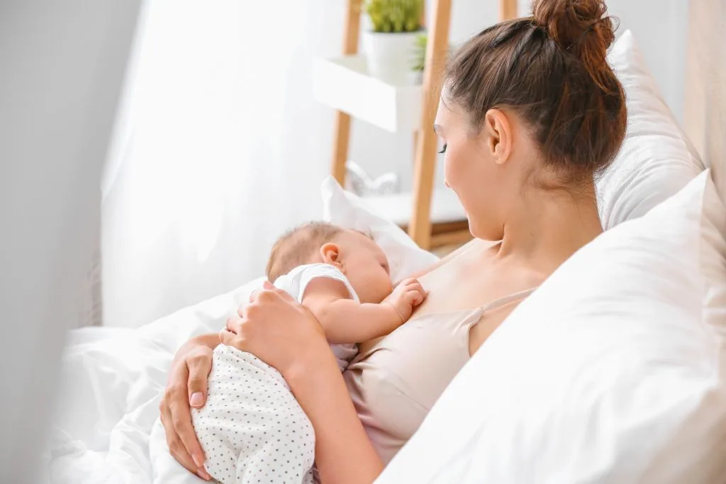 Canxi cho mẹ sau sinh cho con bú: Đừng để cơ thể kiệt quệ sau cuộc vượt cạn